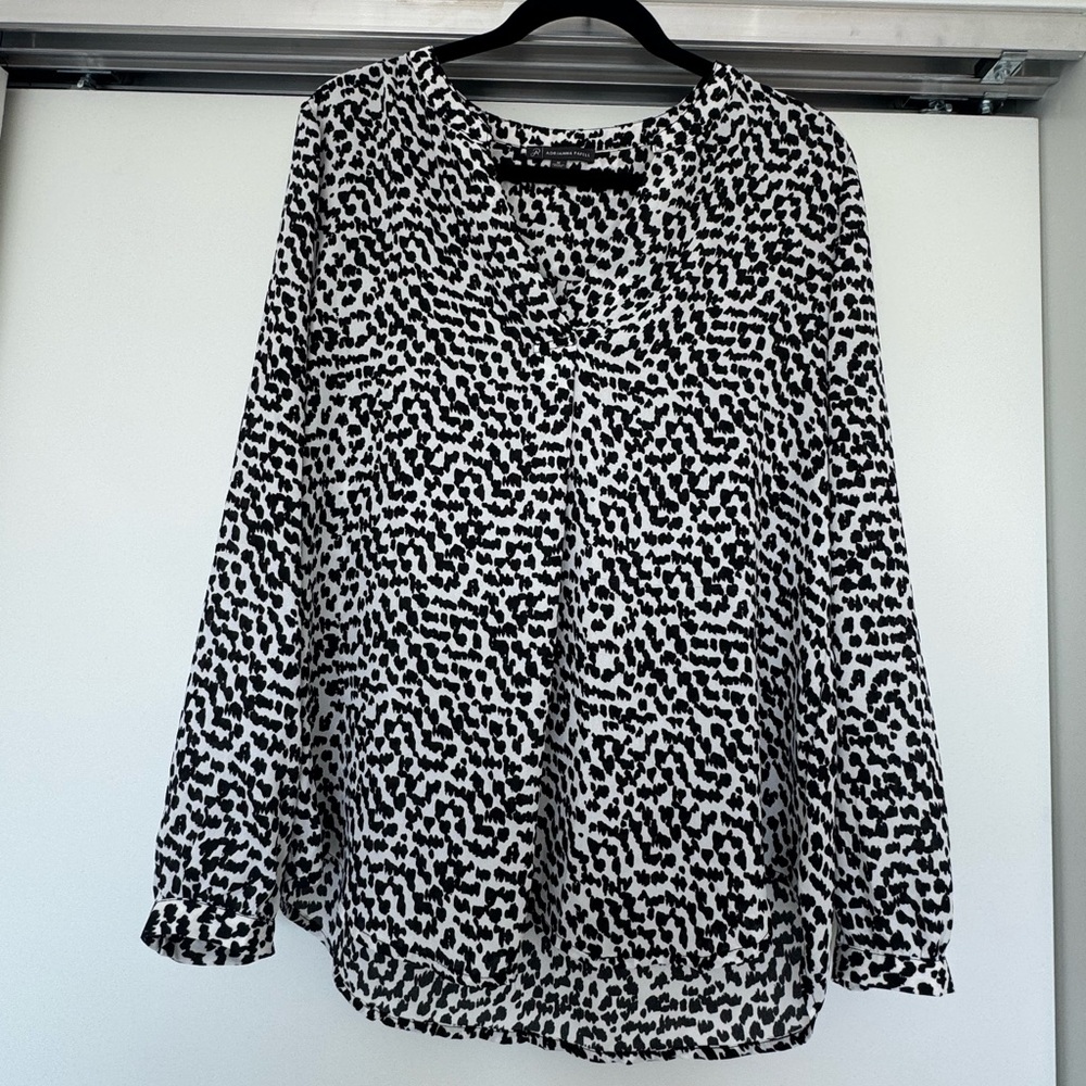 Women’s Adrianna Papell Black & White V-neck Blouse M
